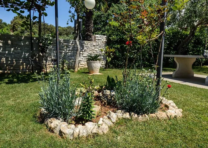 Silvia By Interhome 풀라