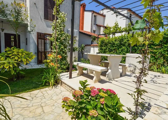 Silvia By Interhome * 풀라