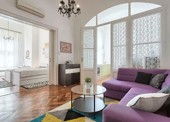 Silvia By Interhome 풀라