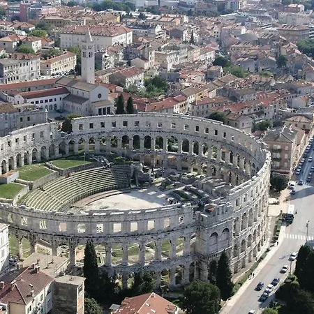 Silvia By Interhome * プーラ