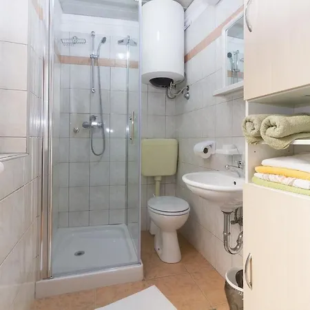 Silvia By Interhome Pola